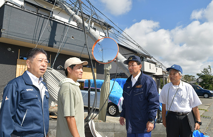 牧之原市　竜巻被害現場へ　国会議員・県議・市議が現地へ